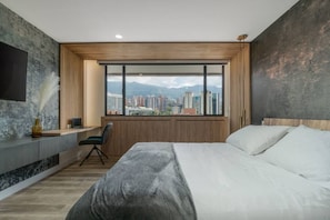 1 chambre, bureau, fer et planche à repasser, lit de bébé portatif