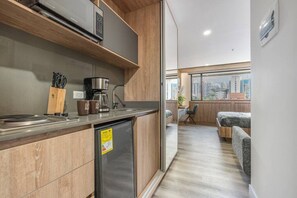 Mikrowelle, Herdplatte, Wasserkocher mit Kaffee-/Teezubehör