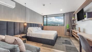 1 camera, una scrivania, ferro/asse da stiro, culla da viaggio