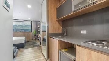 Microonde, piano cottura, macchina per tè/caffè