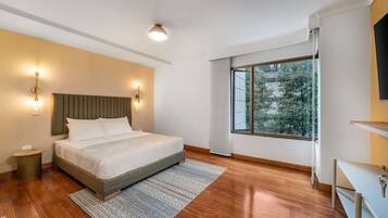 5 Schlafzimmer, Schreibtisch, BĂźgeleisen/BĂźgelbrett, Reisekinderbett