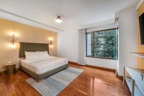 5 habitaciones, escritorio y tabla de planchar con plancha 
