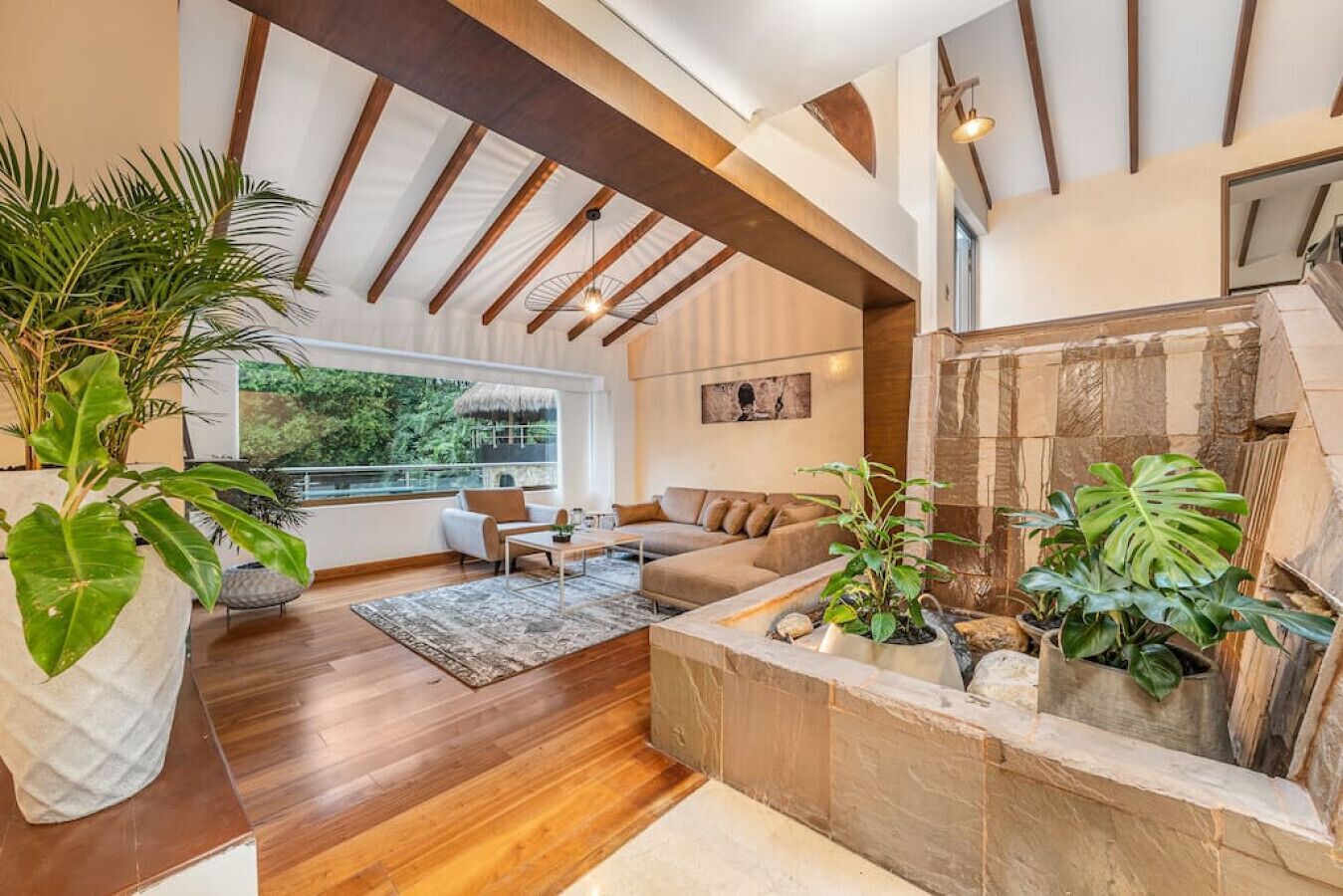 Smart TV, chimenea y estéreo 