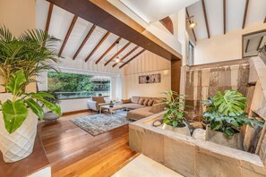 Smart-tv, een open haard en een stereo