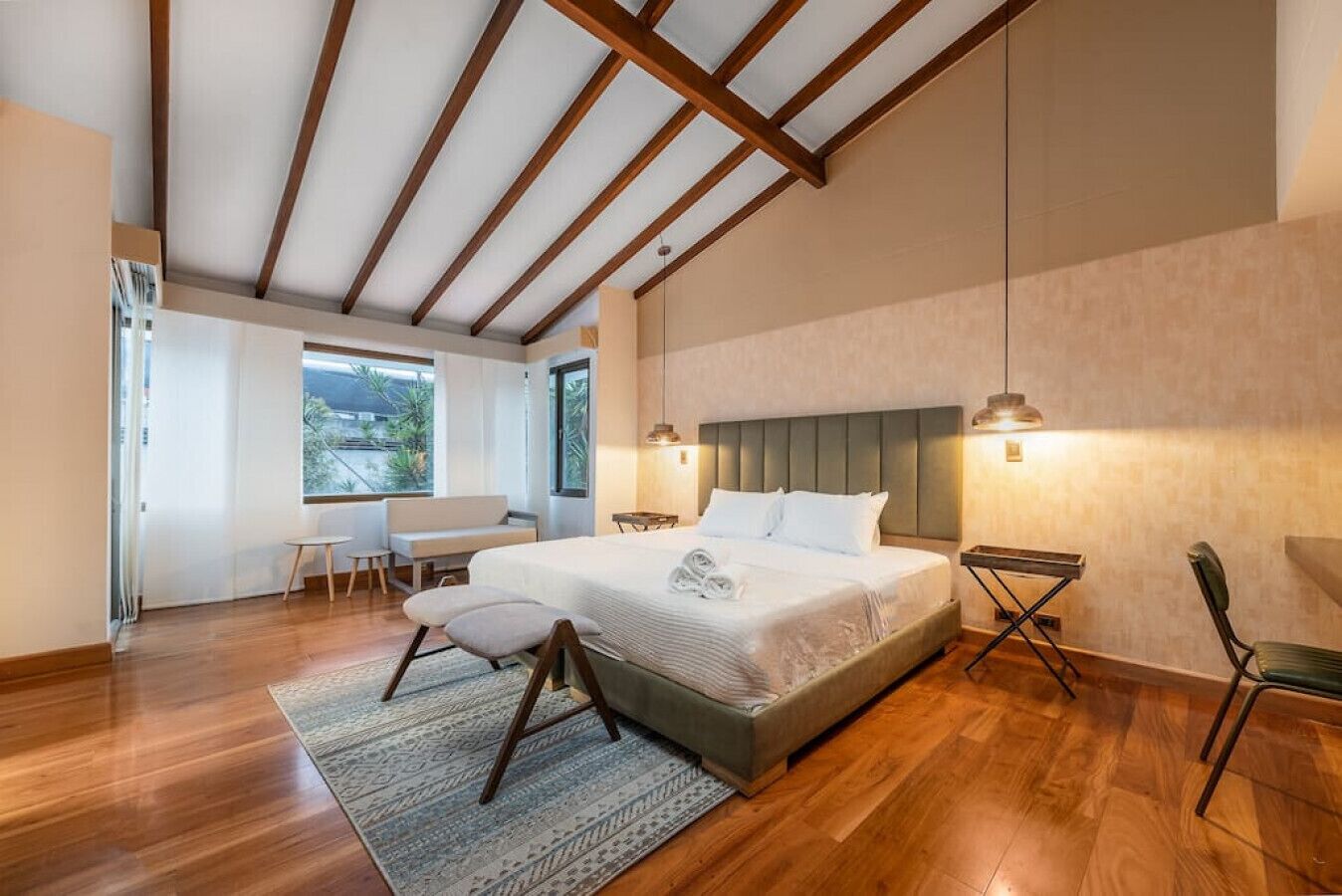 5 soverom, skrivebord, strykejern/-brett og reiseseng for barn