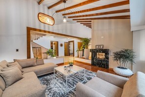 Smart TV, chimenea y estéreo 
