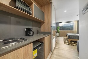 Mikrowelle, Herdplatte, Wasserkocher mit Kaffee-/Teezubehör