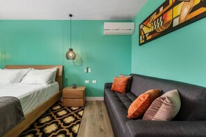 1 chambre, bureau, fer et planche à repasser, lit de bébé portatif