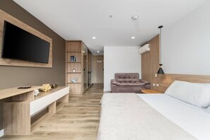 1 makuuhuone, työpöytä, silitysrauta/-lauta, vauvan matkasänky