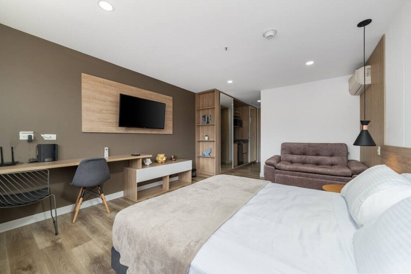 1 sovrum, skrivbord, strykjärn/strykbräda och resesäng