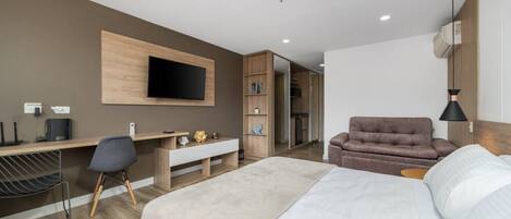 1 sovrum, skrivbord, strykjärn/strykbräda och resesäng