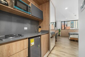 Mikrobølgeovn, kokeplater, kaffetrakter/tekoker og kjøkkenutstyr