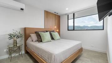 1 habitación, escritorio, tabla de planchar con plancha y cuna de viaje