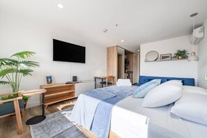 Desk, iron/ironing board, travel cot, free WiFi - Go Living 1315 · 13th floor Loft with Kitchenette AC and coworking (Medellín)