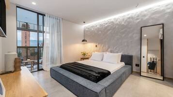 1 habitación, escritorio, tabla de planchar con plancha y cuna de viaje