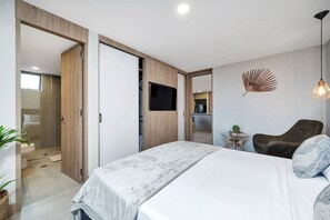 Escritorio, tabla de planchar con plancha, cuna de viaje y wifi gratis 