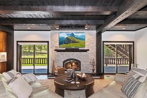 Televisión y chimenea 