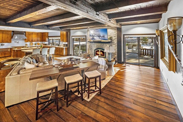 Televisión y chimenea 