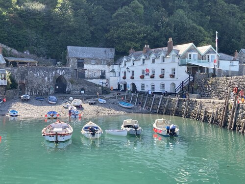 Coast & country luxury cottage in pretty village, w/local pub. Beach 15 mins.