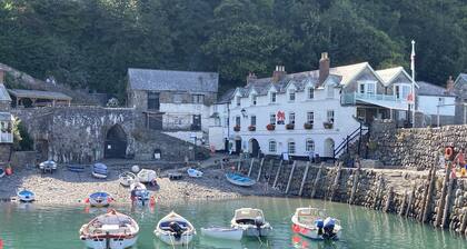 Coast & country luxury cottage in pretty village, w/local pub. Beach 15 mins.