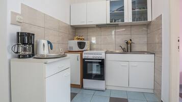 Apartemen Keluarga (A1) | Dapur pribadi | Lemari es, microwave, oven, dan kompor