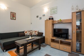 Economy Apartment (A2) | Living area | 100-cm flat-screen TV with satellite channels, TV - Apartments Horvatic (Vir)