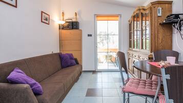 Apartemen Keluarga (A1) | Area keluarga | Televisi layar datar 100-cm dengan saluran TV satelit dan TV