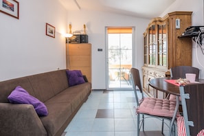 Family Apartment (A1) | Living area | 100-cm flat-screen TV with satellite channels, TV