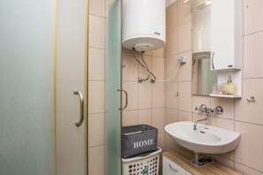 Economy Apartment (A2) | Bathroom - Apartments Horvatic (Vir)