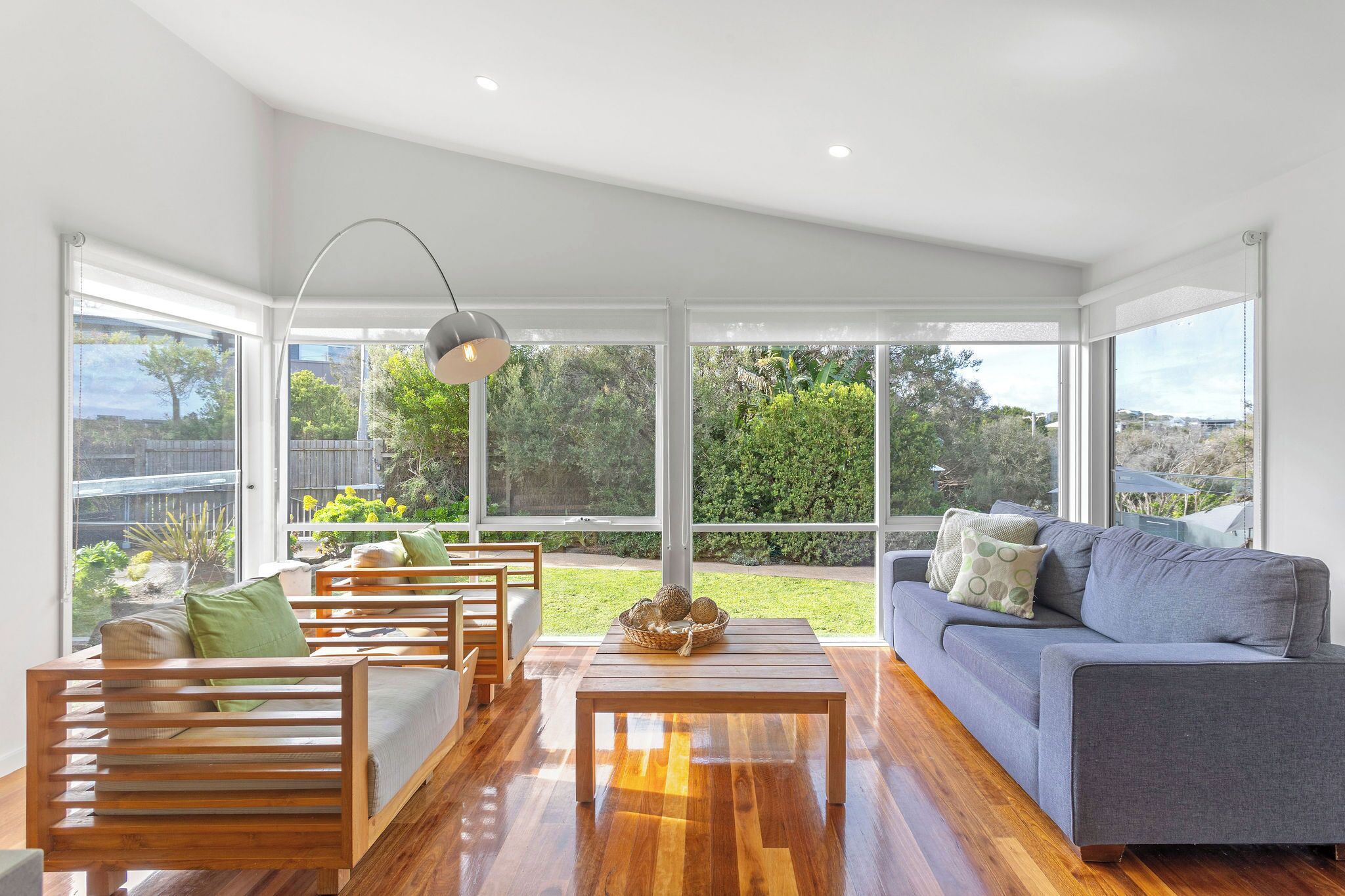 Smart-tv, eldstad, dvd-spelare och böcker