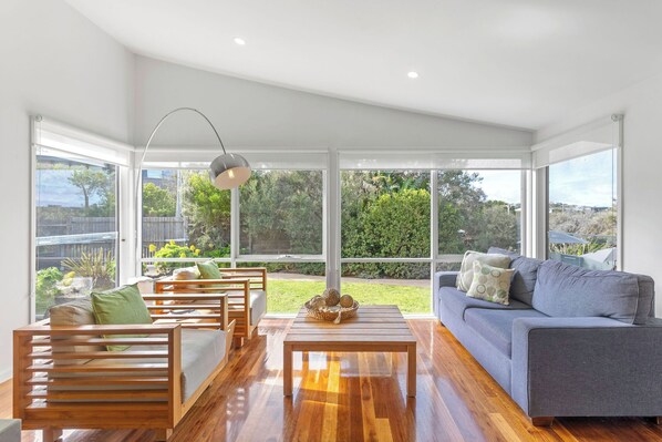 تلفزيون ذكي، مدفأة، مشغل دي في دي، كُتُب