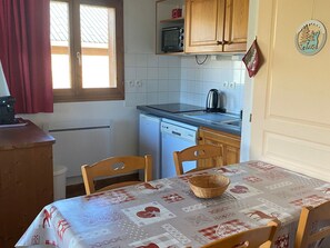Kylskåp, mikrovågsugn och diskmaskin