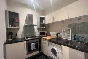 Appartement, 1 lit double et 1 canapé-lit | Cuisine privée | Réfrigérateur, micro-ondes, four, plaque de cuisson