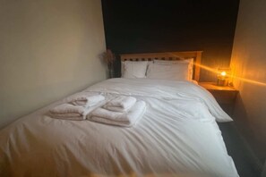Basic Apartment, 1 Double Bed with Sofa bed | 1 bedroom, bed sheets - Peaceful 1 Bedroom Flat Near Highbury and Islington (London)