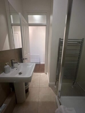 Basic-Apartment, 1 Doppelbett und Schlafsofa | Badezimmer | Dusche, Handtücher, Seife, Shampoo