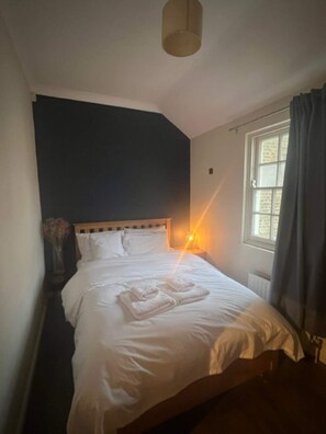 Basic Apartment, 1 Double Bed with Sofa bed | 1 bedroom, bed sheets - Peaceful 1 Bedroom Flat Near Highbury and Islington (London)