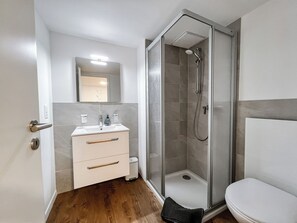 Douche, sèche-cheveux, serviettes fournies