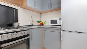 Microwave, cookware/dishes/utensils