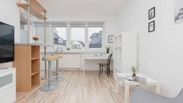 Microwave, cookware/dishes/utensils