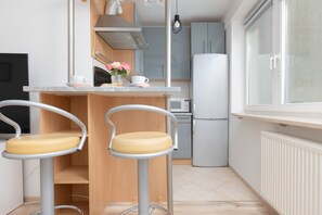 Microwave, cookware/dishes/utensils - Warsaw Kabaty Apartment by Renters (Warsaw)
