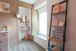 Baignoire, sèche-cheveux, serviettes fournies, savon