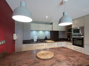 Frigorifero, microonde, forno, piano cottura