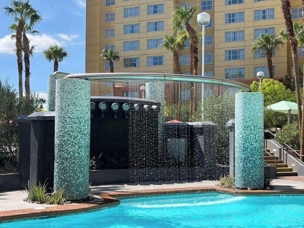 Alberca al aire libre y alberca climatizada