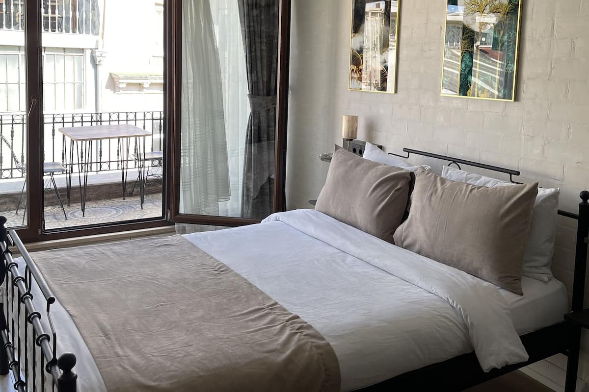 Habitación estándar, 1 habitación, en esquina | Ropa de cama de alta calidad y escritorio