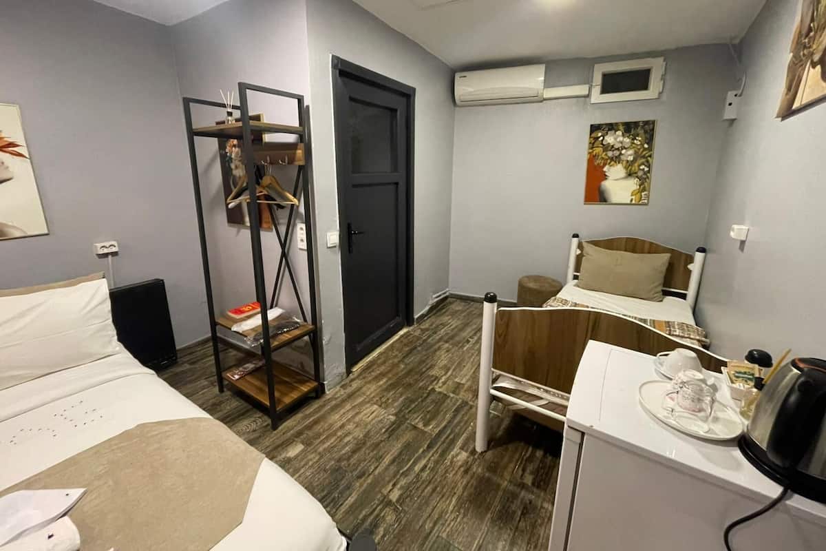 Habitación triple económica | Ropa de cama de alta calidad y escritorio