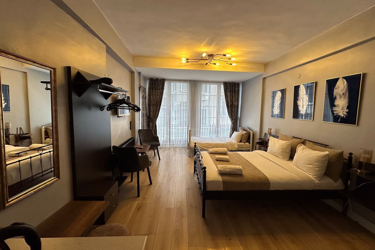 Ropa de cama de alta calidad y escritorio
