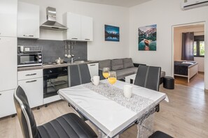Economy Apartment (A2) | Private kitchen | Fridge, microwave, oven, stovetop - Apartments Bilic (Vir)