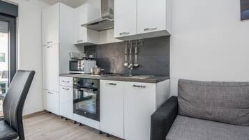 Economy-Apartment (A2) | Eigene Küche | Kühlschrank, Mikrowelle, Ofen, Herdplatte