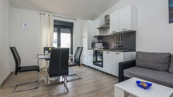 Economy-Apartment (A2) | Wohnbereich | 100-cm-Flachbildfernseher mit Satellitenempfang, Fernseher