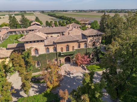 Exterior. Il castello di San Gaudenzio